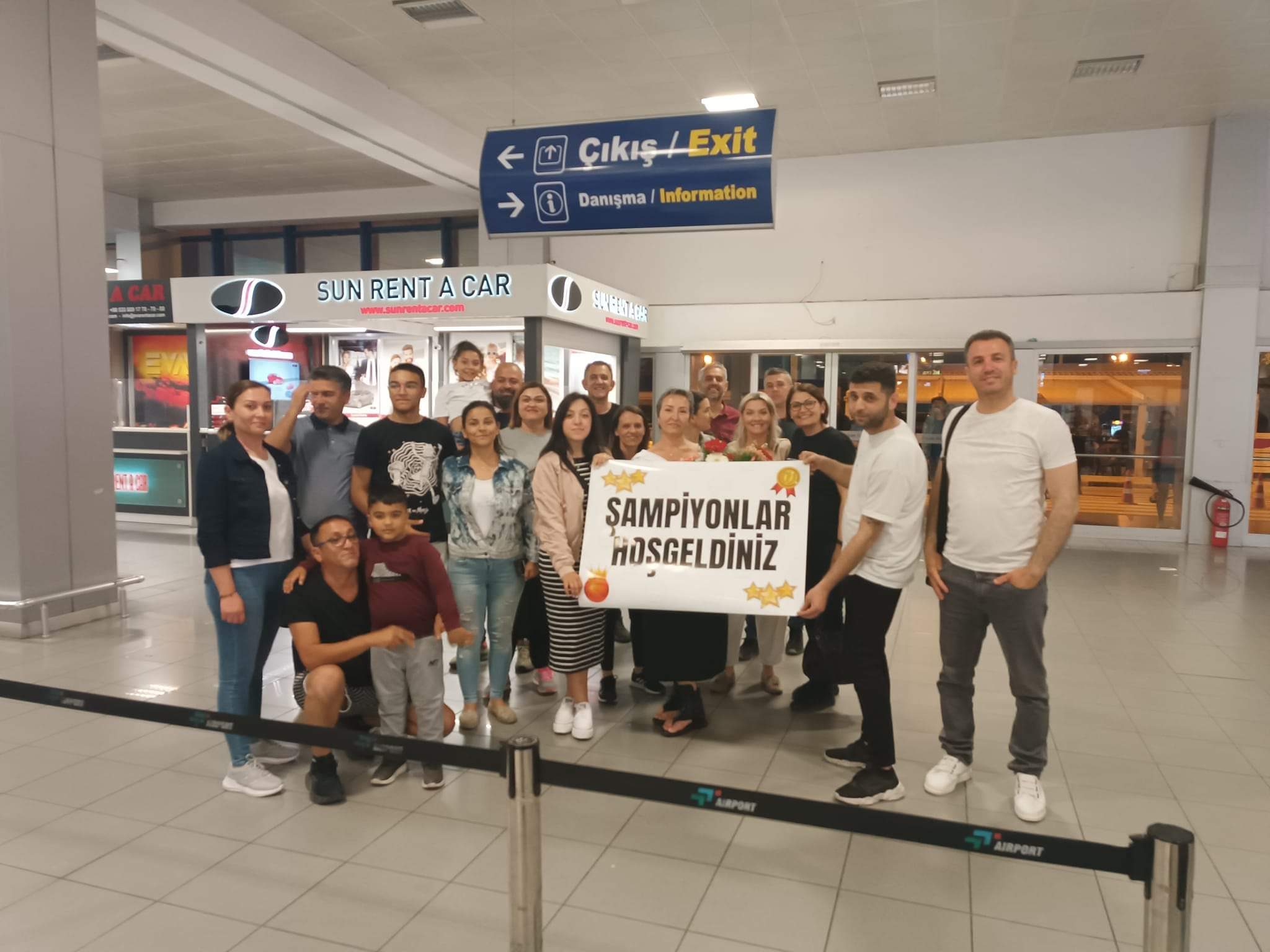 Türkiye Finalleri'ne kalan YDK'yı Ercan'da aileleri karşıladı